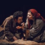 Ali Shadman Instagram - . هفت قاب از نمایش "شاه‌ماهی" رونمایی شد . قاب اول (از چپ) : کیسان و سفیده. قاب دوم : کیسان. قاب سوم (از چپ) : عاشق و واله. قاب چهارم : عاشق. قاب پنجم (از چپ) : سفیده ، بوزینه ، قمرچه. قاب ششم (از چپ) : تنوری و عاشق. قاب هفتم : صحنه‌ی ورود واله. . نمایش "شاه ماهی" به کارگردانی رضا بهاروند بعد از بیست اجرای موفق در پردیس تئاتر شهرزاد از اولین مجموعه‌ی عکس خود رونمایی کرد. . بازیگران (به ترتیب ورود): امیر جدیدی ، علی شادمان ، الناز حبیبی ، فائزه یوسفی ، کیوان محمدی ، مهران میری ، سارینا ترقی ، نصیر ساکی ، پرستو معین. . کارگردان: رضا بهاروند نویسندگان: احمد سلگی ، رضا بهاروند تهیه‌کنندگان: محمد قدس ، امیر جدیدی . برای تهیه بلیط به سایت @irannamayesh .comمراجعه فرمایید. . عکاس:حسین حاجی بابایی @hoseinhajibabaei . . ‏@reza_baharvandd ‏@ghodsmohammad ‏@amirjadidi ‏@alishadman ‏@elnazhabibi67 #رضا_بهاروند #محمد_قدس #امیر_جدیدی #علی_شادمان #الناز_حبیبی #شاه_ماهی