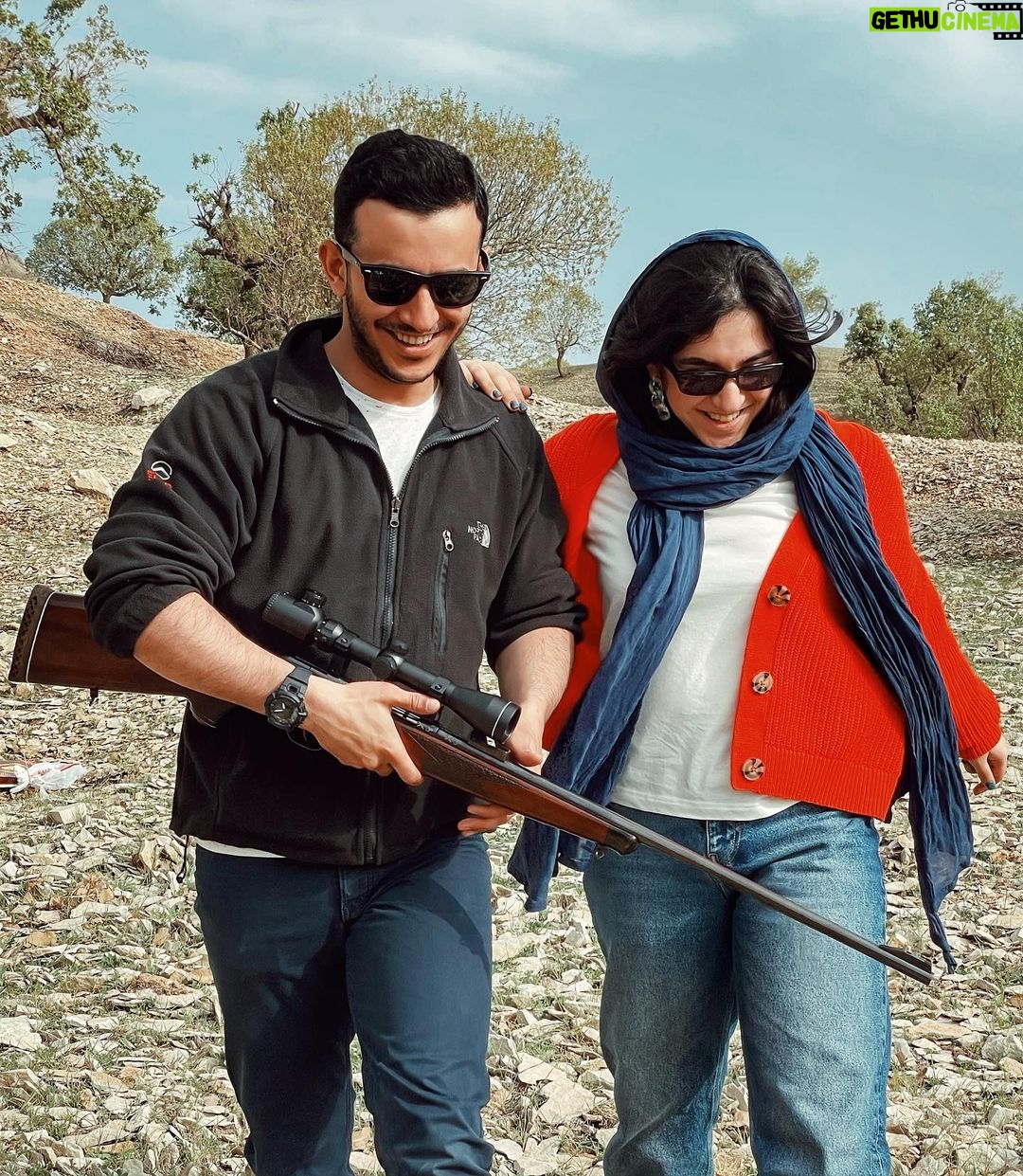 Ali Shadman - 440K Likes - این نامهی من به جانِ من است.
به تو.
« دلیل » من
حالا بزرگ تر از تصوری شدی که سال پیش از امروزت داشتم.
همدرد صبور من
عاشقِ بی توقع من
چشمان تو تجلی چشم فرشتگان در زندگی من است ...
، تو حالا همان دختری شدی که مرا غرق لذت میکنی،
میخواهم اعتراف کنم ، وقتهایی که در جمع راه میروی و با آن صدای زیبایت حرف میزنی، گپ میزنی و البته حرف حساب برای گفتن داری . من تو را بی آنکه بدانی میپایم تا خودم کیف کنم از حضورت.
می گویند هر آدم در زندگی دو فرشته با خود دارد، من سه تا دارم ، آن سومی تویی .
بگو و بخند و زندگی کن ، آزاد و رها و شیدا و بگذار من از تماشای شکوه با شکوه وجودت لذت ببرم
« استخوان من »
آریشای من
تولدت مبارک