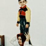 Ali Shadman Instagram – من 
روی شانه های تو
همیشه همین بوده
اگر جسمم هم نبوده
غم ها و درد هایم  روی شانه هایت بوده …
شادی هایم روی لبت به شکل یک تبسمِ با شکوه .
ای که من از « تو »
تو هم‌ دلیلی و هم مدلول هر چه که هست و هستم .
تو قدرتمند ترین زن زندگی منی
تو بند بند وجود منی
تو فرشته ی منی
تو اولین عشق زندگی منی
تو به واقع با شکوهی
« مامان » 
تولدت مبارک من ، بابا جانم و آرینا جانم
