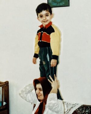 Ali Shadman Instagram - من 
روی شانه های تو
همیشه همین بوده
اگر جسمم هم نبوده
غم ها و درد هایم  روی شانه هایت بوده ...
شادی هایم روی لبت به شکل یک تبسمِ با شکوه .
ای که من از « تو »
تو هم‌ دلیلی و هم مدلول هر چه که هست و هستم .
تو قدرتمند ترین زن زندگی منی
تو بند بند وجود منی
تو فرشته ی منی
تو اولین عشق زندگی منی
تو به واقع با شکوهی
« مامان » 
تولدت مبارک من ، بابا جانم و آرینا جانم