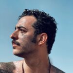 Ali Shadman Instagram – تاب/سِتان
را فوت می کنم برود پِی کارش
و 
پاییز را در آغوش می گیریم
سِفت و مُحکم …
فصلِ من است و سندش شش دانگ به نامم
#علیشا