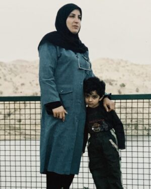 Ali Shadman Instagram - تو این عکس 
شبیه خودتی 
شبیه یک کوه
استوار و محکم 
بهت تکیه کردم و میکنم
تمامِ من
دوستت دارم
روزت مبارک 

♥️

#روز_مادر