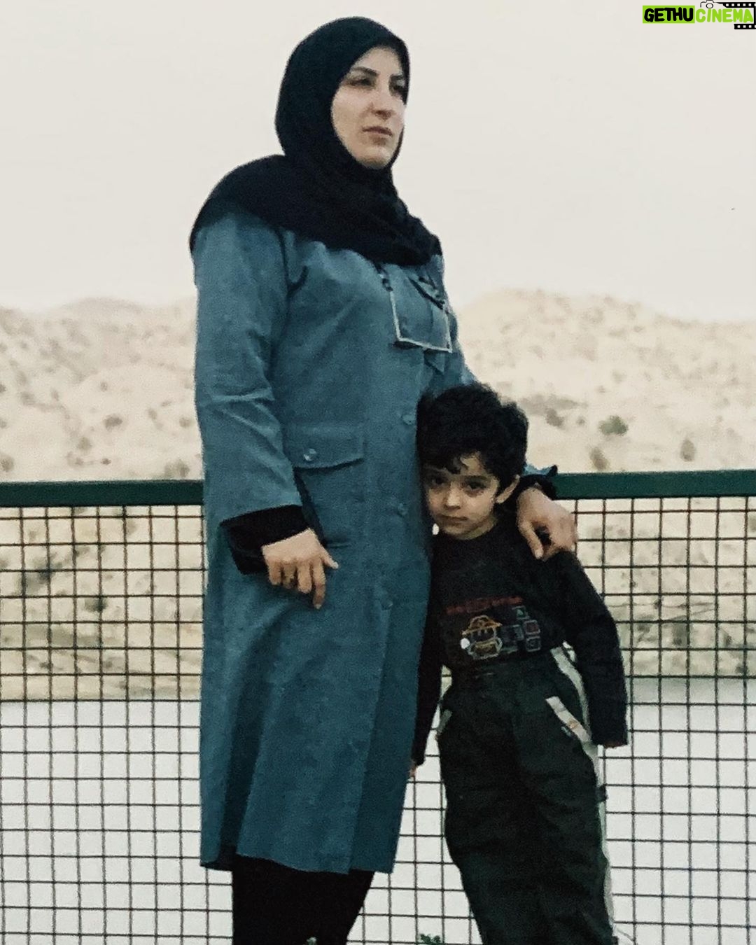 Ali Shadman - 190.9K Likes - تو این عکس
شبیه خودتی
شبیه یک کوه
استوار و محکم
بهت تکیه کردم و میکنم
تمامِ من
دوستت دارم
روزت مبارک
♥️
#روز_مادر