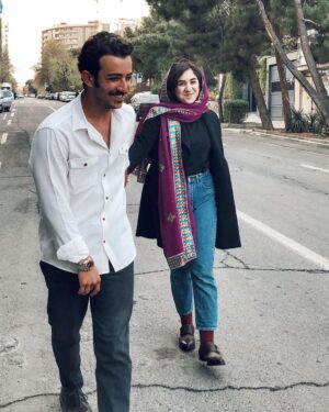 Ali Shadman Instagram - تو برای من زیبا‌ترین دُختر جهانی
تو برای من عاشق‌ترین خواهر جهانی 
تو برای من
 «دلیلی» 
و تمام ترجمه‌هاش .
تو انگیزه‌ای، بُرهانی، جَهتی، سَببی
تو علت من ،
تمامِ من ،
جاودانگی منی
تو فراتر از من ،
وَط/تن منی ...
تولدت مُبارک 
آرینای من
اُستخوان من

👼🏻♥️