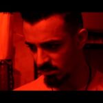 Ali Shadman Instagram – برای ساختن اشکان
دنبال یک حیوون می‌گشتیم که اشکانو شبیه‌ش کنیم ؛
یه روز محمد گفت بریم بازار پرنده فروشا
آدم ببینی و لَحن و ایستِ جنوب شهری دَستت بیاد …
همینجوری که داشتم بازارو گَز می‌کردم دیدم یک حُجره 
بر عکس همه که پُر از پرنده های مختلف بودن ، فقط یک خروس لاری توش هست که خیلی هم عجیب بود ،  ازش عکس گرفتم ، به محمد نشونش دادم و گفتم فکر کنم این ریختیه ، گُفت خودشه بریم بسازیمش …
این بود که اشکان
شُد 
«اشکان خروس»
🩸🐔
@mohammadkart 
@rasoul_sadrameli 
@seyedmaziarhashemi