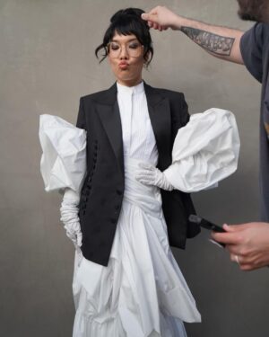 Ali Wong Instagram - CHICAGO! See u in less than 3 weeks. We’ve added a 4th show Monday 3/25. Link to tix and info in bio ⬆️ 

Thanks to everyone who got me ready in this look for the PGA Awards 🙏 

Styling @taraswennen 
Makeup @danielmartin 
Hair @claytonhawkins 
Outfit @erdem 
Eyewear @versace 
Jewels @pomellato 
Boots @nakedwolfe