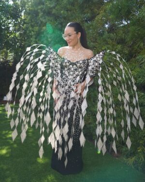 Ali Wong Instagram - Thank you @taraswennen for dressing me in this incredible @irisvanherpen dress for @sagawards 

Makeup @danielmartin 
Hair @claytonhawkins 
Nails @thuybnguyen 
Styling @taraswennen