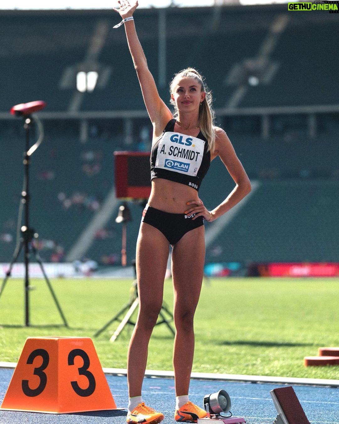 Alica Schmidt Instagram - I AM GOING TO THE WORLD CHAMPIONSHIPS 😍 The last few months, I’ve worked my ass off and I’m so happy that the hard work paid off. Honestly I‘m so excited for the next few weeks🔥☺️ this was one of my biggest goals this year and it still feels unreal 🥺 Heading to the US next Wednesday 🇺🇸✨ Aahh I so can’t wait🙌🏽 📸 @fln.krs #trackandfield #running #goals Olympiastadion Berlin