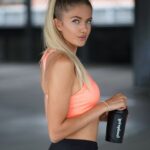 Alica Schmidt Instagram - Anzeige/ Greetings from a sunny place 🌞 Time during training camp is flying by, I always make sure to get me fueled up after training with my protein shake from @foodspring ☺️ They launched a new whey protein „blueberry cheesecake“ 😍 I can‘t wait to try it when I‘m back home ☺️ __________________________________________ You can save 15% off your @foodspring order with the code: AlicaFSG #foodspring #foofspringfamily #foodspringcode #trackandfield