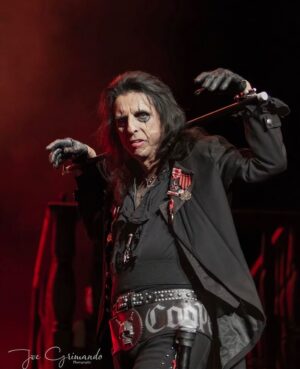 Alice Cooper Instagram - The local freak with a twisted mind…only four more shows left.
🎟️: https://AliceCooper.com/tour
📸: @actionsportsphotographer505