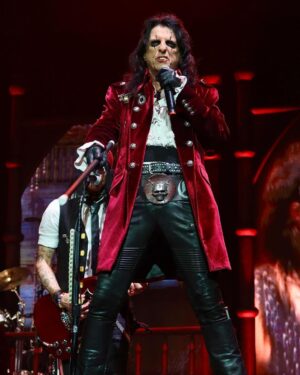 Alice Cooper Instagram - No rest for the wicked. Back on the road in one week!

🎟 https://AliceCooper.com
📸 @bengraves87