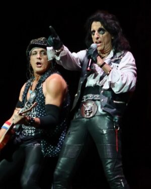 Alice Cooper Instagram - No rest for the wicked. Back on the road in one week!

🎟 https://AliceCooper.com
📸 @bengraves87