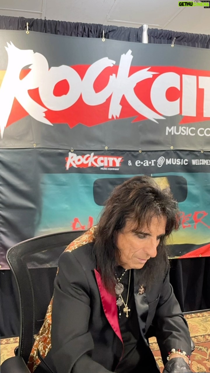 Alice Cooper Instagram - Still got a long way to go outside of Detroit at @rockcitymusiccompany - signing copies of the new album ROAD! #alicecooper #instore 🎥 @cerealkyler Rock City Music Company