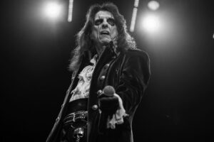 Alice Cooper Instagram - Thank you to all the Freaks who joined us this Summer. The Too Close For Comfort Headline Tour kicks off in two weeks. Until then, we'll see you in your nightmares.

📷 @steve_rose