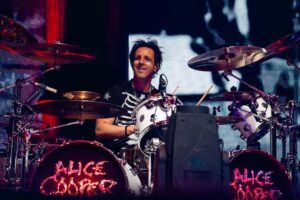 Alice Cooper Instagram - Thank you to all the Freaks who joined us this Summer. The Too Close For Comfort Headline Tour kicks off in two weeks. Until then, we'll see you in your nightmares.

📷 @steve_rose