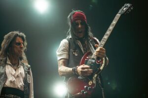 Alice Cooper Instagram - Thank you to all the Freaks who joined us this Summer. The Too Close For Comfort Headline Tour kicks off in two weeks. Until then, we'll see you in your nightmares.

📷 @steve_rose