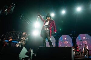 Alice Cooper Instagram - Thank you to all the Freaks who joined us this Summer. The Too Close For Comfort Headline Tour kicks off in two weeks. Until then, we'll see you in your nightmares.

📷 @steve_rose