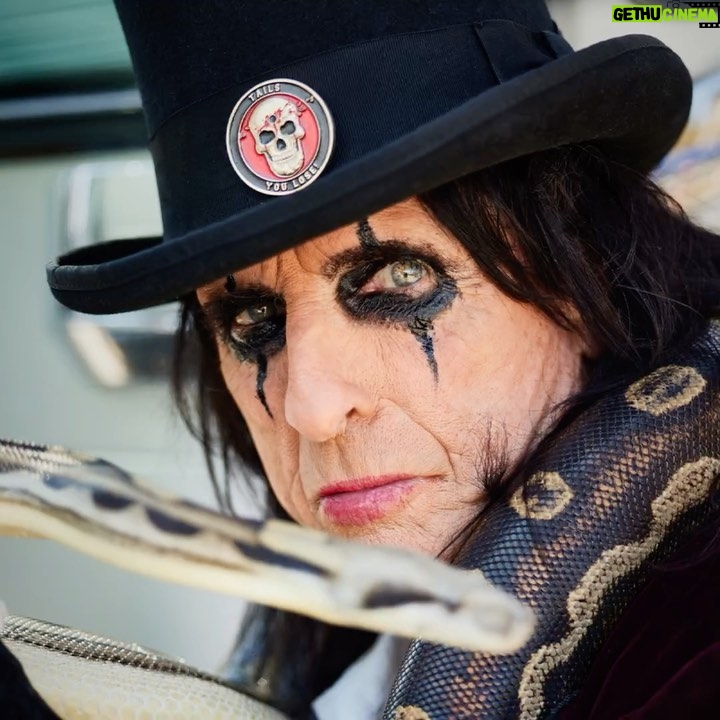 Alice Cooper Instagram - You should have known they couldn't keep me off the air for long... Tune in to Classic Vinyl on the @SiriusXM app as I take over for a Guest DJ spot playing some of my favorite tracks. Listen now: https://sxm.app.link/AliceCooperGuestDJ