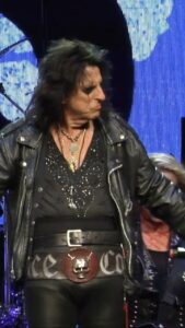 Alice Cooper Instagram - This year I'm learning how to play that guitar 🎸 😉