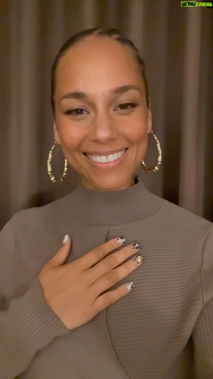 Alicia Keys Instagram - International Womenโs EVERY Day!!!! Iโm so proud to be a woman standing on the shoulders of so many unbelievable titans!! ๐๐๐ Tag a superwoman in your life who needs to hear this. #PowerOfShe #AthletaXKeys @athleta