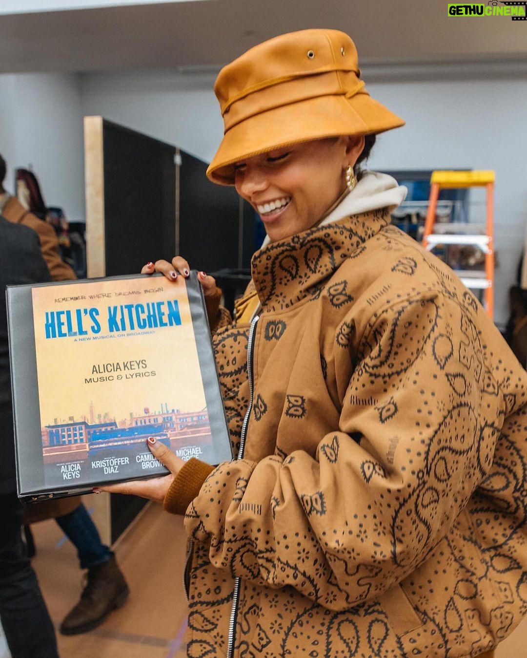 Alicia Keys Instagram - Wow!!!!! The Hell’s Kitchen opening countdown has begun!!! We had our FIRST week of rehearsals and the box office is officially open!!!! I HAD to pull up to the ICONIC Shubert Theatre on a double decker bus @hellskitchenbway themed 😍✨🤯 The fam was out and the hometown love is incredible!!! I love youuuuu!!!!!!! Tickets are on sale NOW!! I can’t wait for you to see this musical!!! You don’t want to miss this 😏😘