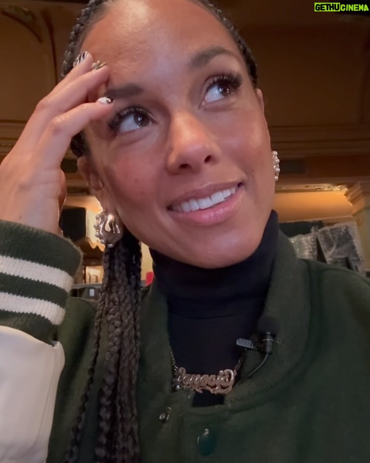 Alicia Keys Instagram - Wow!!!!! The Hell’s Kitchen opening countdown has begun!!! We had our FIRST week of rehearsals and the box office is officially open!!!! I HAD to pull up to the ICONIC Shubert Theatre on a double decker bus @hellskitchenbway themed 😍✨🤯 The fam was out and the hometown love is incredible!!! I love youuuuu!!!!!!! Tickets are on sale NOW!! I can’t wait for you to see this musical!!! You don’t want to miss this 😏😘