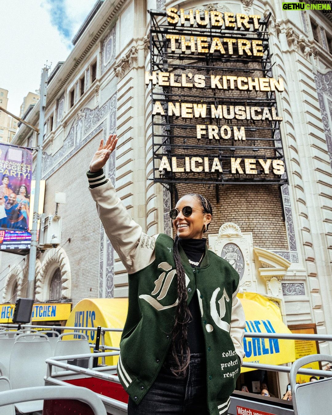 Alicia Keys Instagram - Wow!!!!! The Hell’s Kitchen opening countdown has begun!!! We had our FIRST week of rehearsals and the box office is officially open!!!! I HAD to pull up to the ICONIC Shubert Theatre on a double decker bus @hellskitchenbway themed 😍✨🤯 The fam was out and the hometown love is incredible!!! I love youuuuu!!!!!!! Tickets are on sale NOW!! I can’t wait for you to see this musical!!! You don’t want to miss this 😏😘