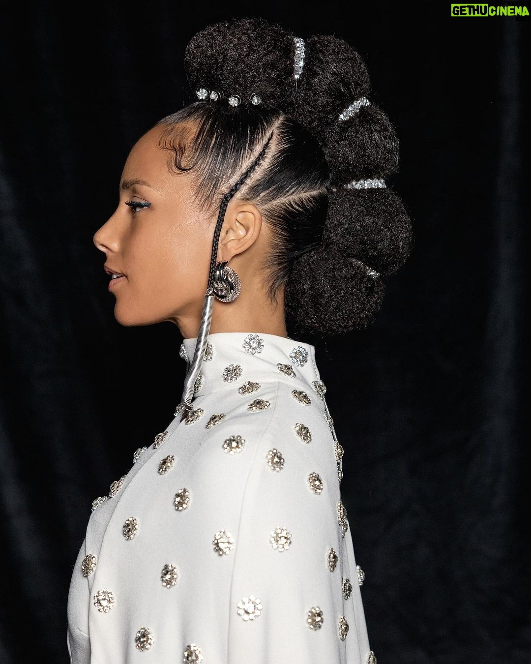 Alicia Keys Instagram - We are superwomen! Itβs not just one day Itβs everyday of the year!!! Shine queens!! ππππ