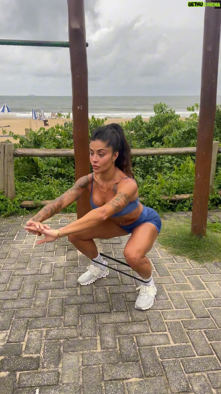 Aline Campos Instagram - Ahh Aline, mas vc n deve comer nenhuma besteira e deve treinar todos os dias que nem uma louca… 🙃 Não é bem assim!!! Eu me alimento de absolutamente TUDO!!🍌🍕🥗🍫 Tenho até exagerado no doce de um tempo pra cá, mas pretendo melhorar e equilibrar isso novamente. 😜🫡 Mas ÓBVIO que eu como muita coisa nutritiva e saudável, até pq AMO e me sinto muito bem!! Se vc que ta lendo se alimenta mal, vc ñ faz ideia de como é diferente ter uma vida com o seu organismo feliz com suas escolhas alimentares. Tudo melhora no funcionamento do seu corpo, pode acreditar!😉 E vc não precisa deixar de comer o que vc gosta, só equilibrar e criar um novo estilo de alimentação e de vida pra vc😅 Qnd vc entra nesse ritmo, fica molezinha e prazeroso! Com relação a atividade física, eu sempre pratiquei, desde criança no ballet clássico. Mesmo qnd eu paro um tempo, eu sempre volto, mantendo uma certa constância, necessária pro entendimento do corpo. Hoje posso me dar o “luxo” de, se tiver que ficar um tempo sem praticar atividade física por algum motivo, meu corpo não sentir tanto, como corpos “comuns”. Esse é o meu estilo de vida: EQUILÍBRIO em absolutamente tudo! ⚖️ E vc? Pronto pra mudar de vida e se tornar uma pessoa que ama e cuida do seu corpo fisico em todos os níveis?!👊🏾💪🏾 Quero ver, heim!! Praia Brava - Itajaí/SC