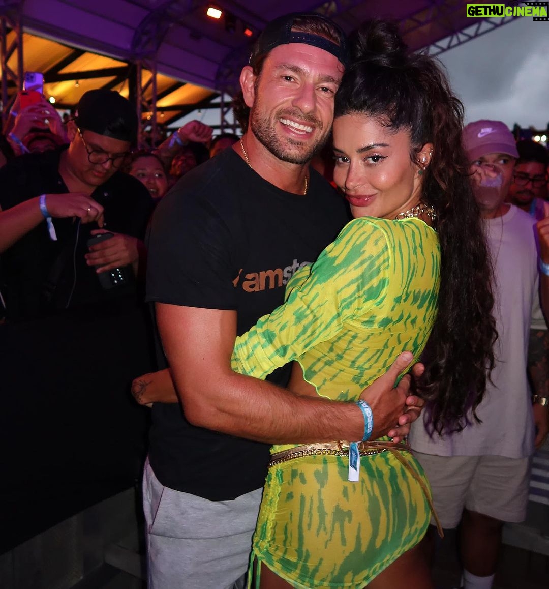 Aline Campos Instagram - Fim de tarde de domingo no RJ com meu amor, amigos, job e @ensaiosdaanitta 🔥 💜 Rio de Janeiro, Rio de Janeiro