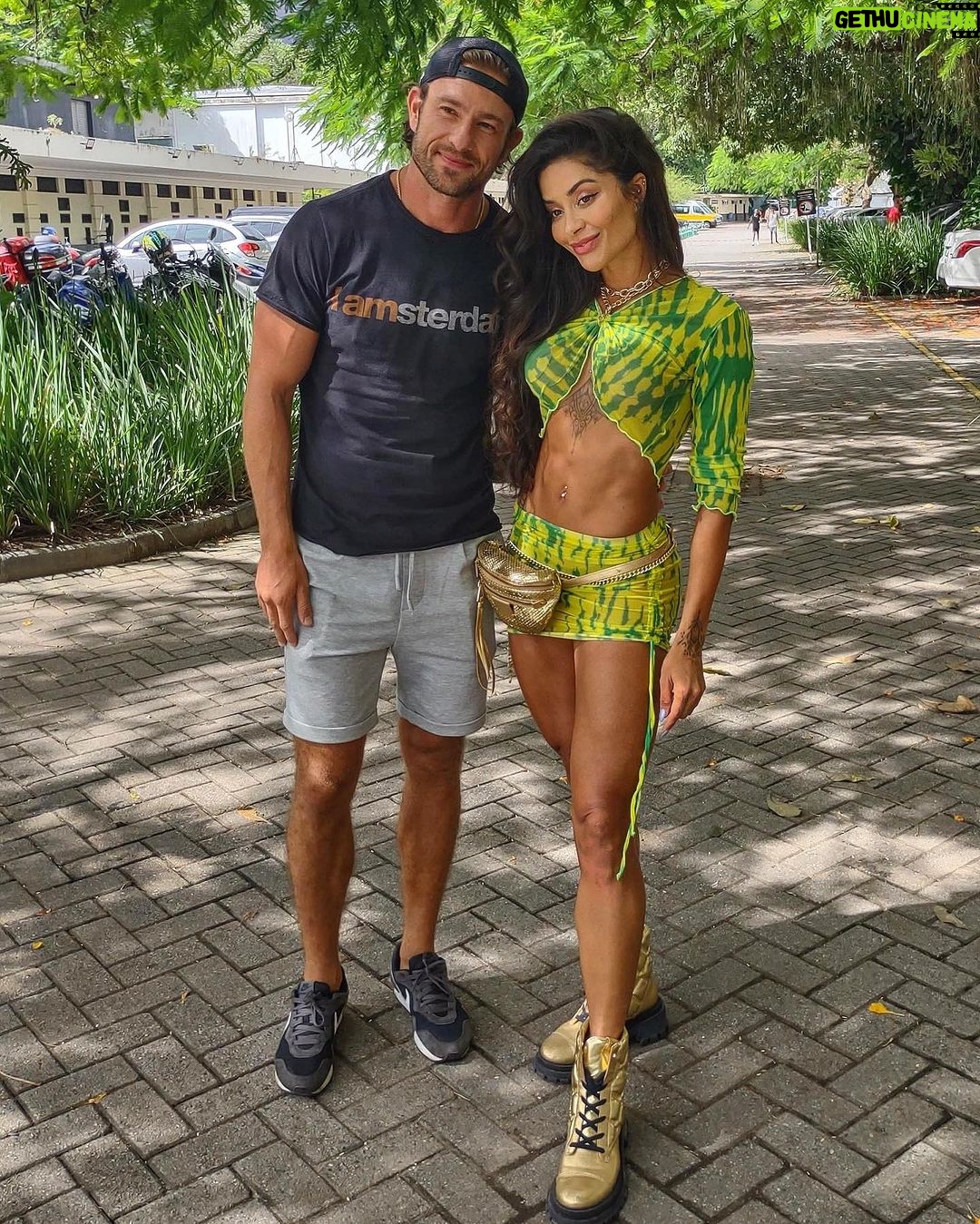 Aline Campos Instagram - Fim de tarde de domingo no RJ com meu amor, amigos, job e @ensaiosdaanitta 🔥 💜 Rio de Janeiro, Rio de Janeiro