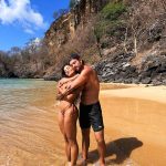 Aline Campos Instagram - A praia do Sancho nos proporciona um acesso diferenciado ao nosso universo interno, que nos conecta com a paz, abundância, unidade, nos fazendo enxergar facilmente Deus dentro e fora de todas as coisas 💜🌻 Já viveu essa experiência com entrega no Sancho? Praia Do Sancho - Fernando De Noronha