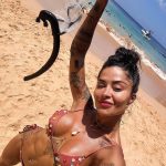 Aline Campos Instagram - A praia do Sancho nos proporciona um acesso diferenciado ao nosso universo interno, que nos conecta com a paz, abundância, unidade, nos fazendo enxergar facilmente Deus dentro e fora de todas as coisas 💜🌻 Já viveu essa experiência com entrega no Sancho? Praia Do Sancho - Fernando De Noronha