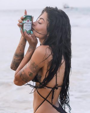 Aline Campos Instagram - Tudo mais que perfeito por aqui! ☀️
@tanqueraybr
#VivaOMagnifico 

*ad #BebaComModeração

Não compartilhe com menores de 18 anos. Aprecie com moderação.