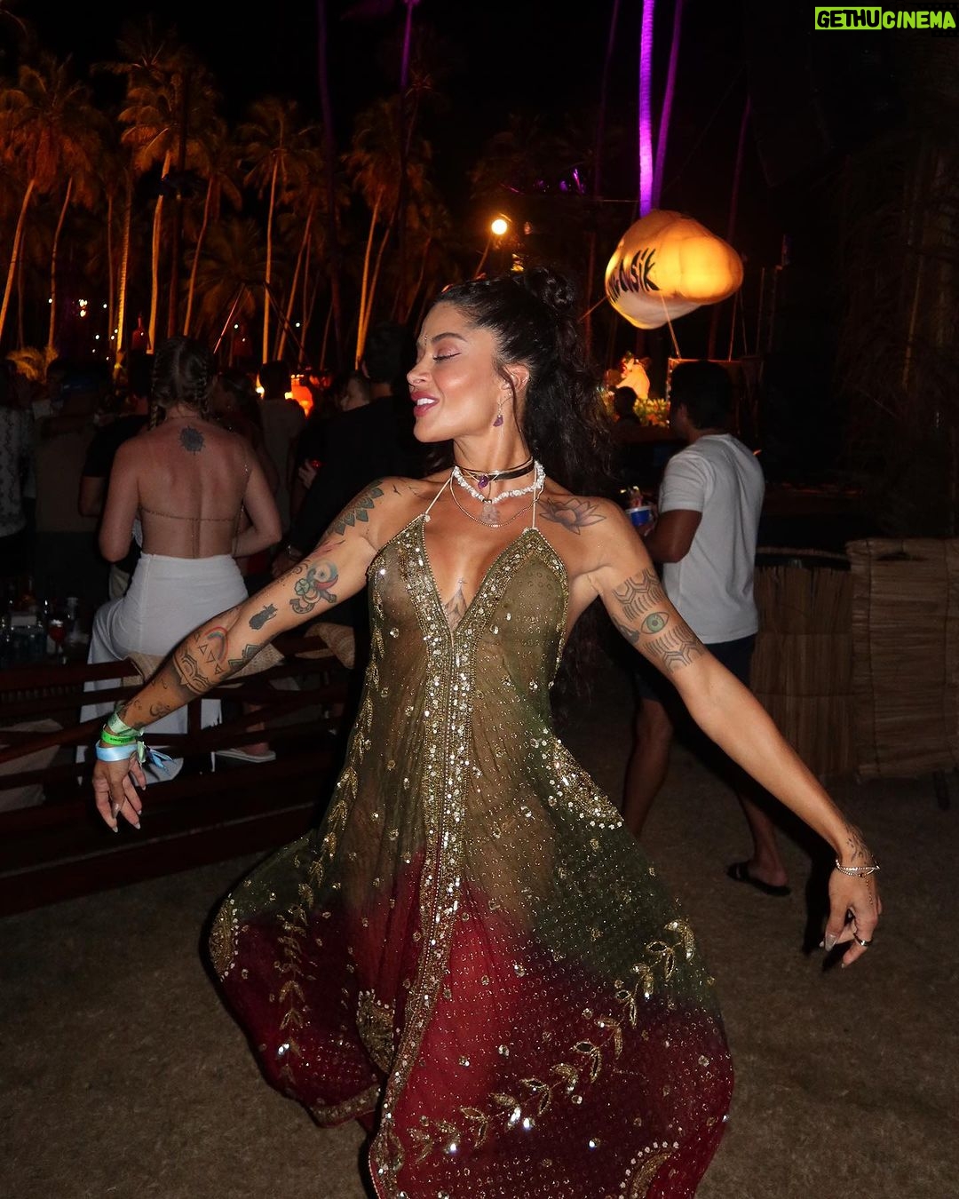 Aline Campos Instagram - 2024 começou com muito amor e luz por aqui! 🙏🏾 Melhor Reveillon da minha vida @reveillon.carneiros 🐏 Gratidão a todos que fizeram parte dessa energia linda!💜 Praia De Carneiros