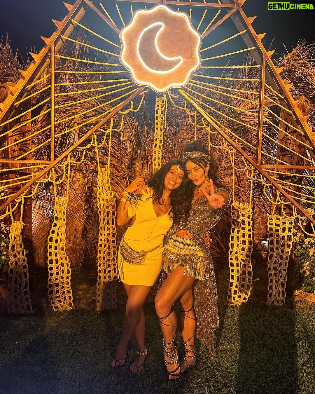 Aline Campos Instagram - 2024 começou com muito amor e luz por aqui! 🙏🏾 Melhor Reveillon da minha vida @reveillon.carneiros 🐏 Gratidão a todos que fizeram parte dessa energia linda!💜 Praia De Carneiros
