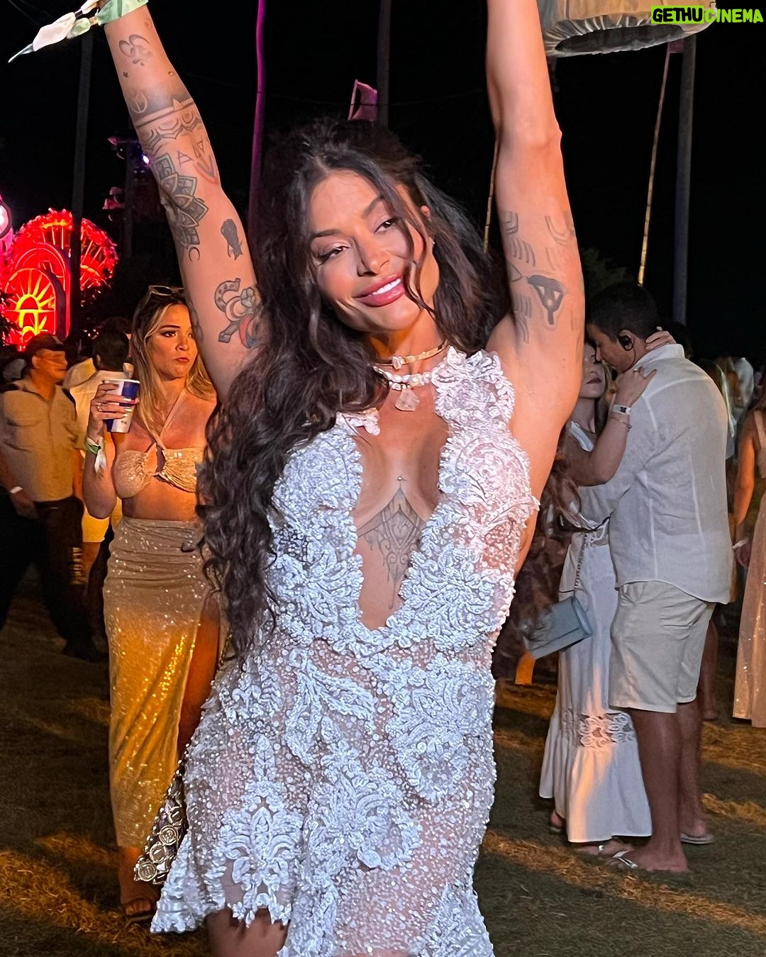 Aline Campos Instagram - Pensem num ano que já começou bem vivido, cheio de amor e luz!!🙏🏾✨🤍 Sou MUITO GRATA!!!! ✨ Feliz 2024, meus amores! Luz na vida de todos nós!!! @reveillon.carneiros Praia De Carneiros