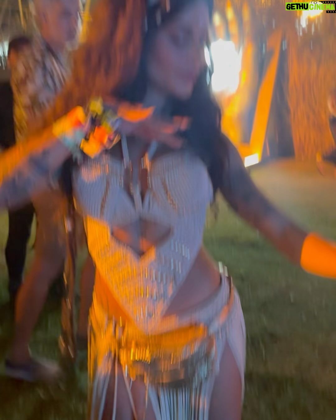 Aline Campos Instagram - Não podia estar finalizando esse ciclo melhor!! @reveillon.carneiros 🖤 Experiência mágica 🪄 Gratidão por tudo 2023🙏🏾✨ Praia De Carneiros