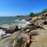 Aline Campos Instagram - Garopaba e toda sua natureza abundante e acolhedora 🩵🍃☀️ Mostrei o rolê perfeito de hj nos stories!! Só agradeço!🙏🏾 Praia do Ouvidor