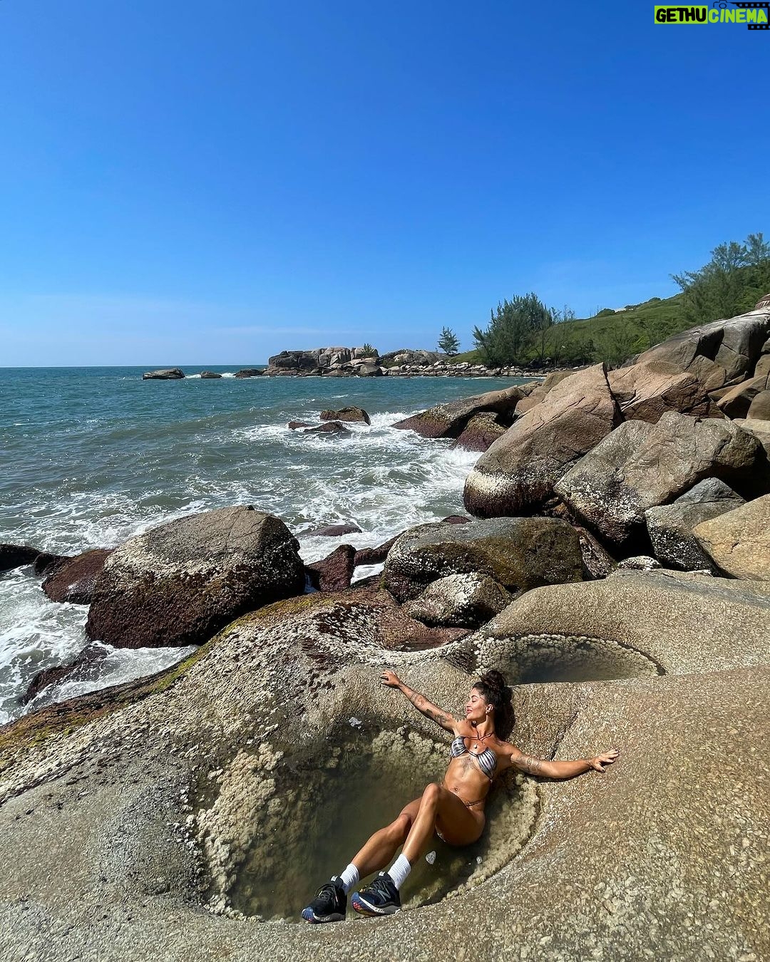 Aline Campos Instagram - Garopaba e toda sua natureza abundante e acolhedora 🩵🍃☀️ Mostrei o rolê perfeito de hj nos stories!! Só agradeço!🙏🏾 Praia do Ouvidor