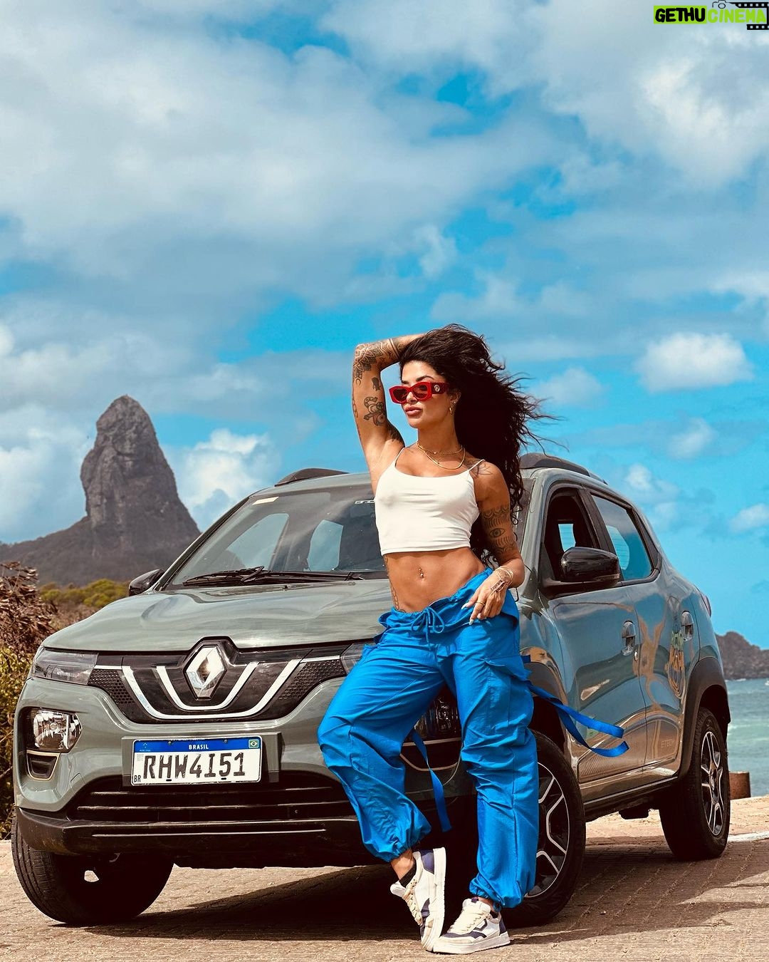 Aline Campos Instagram - Noronha e carro 100% elétrico tem tudo a ver✨ Meus dias pela ilha foram de energia limpa, graças a @renaultbrasil 👏🏾 Com robustez de SUV e altura do solo de 16,6cm, o Kwid E-tech 100% me proporcionou uma experiência única!! 🚙 Fora que em vários pontos da Ilha tinham ecopostos pra carregar quando quisesse, apesar de que só foi necessário uma carga pra eu ficar todos os dias da minha viagem!!🤩 #noronhacarbonozero Fernando de Noronha