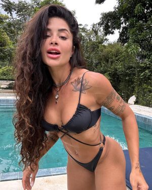 Aline Campos Instagram - O dia hj foi e ta sendo de tantas reflexões e aprendizados lindossss, que o impulso era postar mais uma reflexão por aqui..😅 Mas pra equilibrar o feed, vamos desse carrossel feliz, do meu primeiro momento na piscina nova, depois que os pedreiros maravilhosos do #AlineReforma finalizaram o expediente 😅💜🦋 
A obra por aqui ainda n ta pronta, mas eu invadi msm assim😜