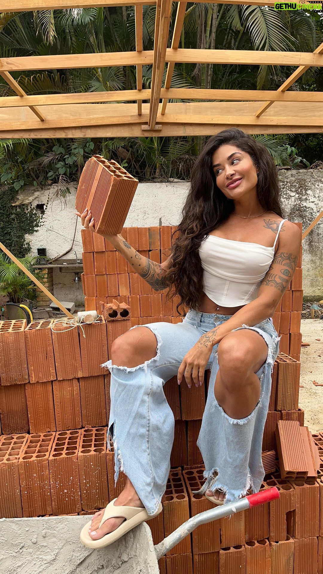 Aline Campos Instagram - quando eles terminam o serviço antes do prazo estipulado💪🏾👏🏾😅 e sim, obra pode ser legal, dentro do prazo e com os custos iniciais mantidos!!🤩🚧 #AlineReforma . @ropeengenharia @vkarquitetos Rio de Janeiro, Rio de Janeiro