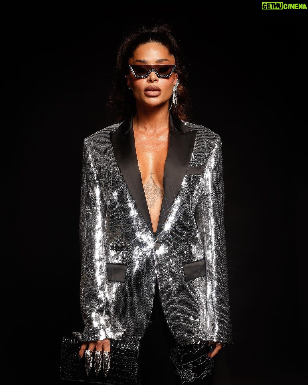 Aline Campos Instagram - Indo buscar um prêmio especial por toda entrega do meu coração aqui pra vcs. Um prêmio que não é só meu, mas nosso. Eu AMO VCS!🖤 @trofeuinfluenciadigital . @philippplein @philipppleinriodejaneiro 💄📸 @ygormarques Rio de Janeiro, Rio de Janeiro