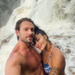 Aline Campos Instagram - 1 mês que minha vida se conectou a sua, como era exatamente pra ser!🩵 Num dia 29 (2+9=11) demos nosso primeiro beijo, dia 2/01/2024 (2+1+2+2+4=11) falamos que nos amamos pela primeira vez, mesmo sentindo no primeiro toque toda essa frequência de amor no reencontro de almas mais profundo que já me aconteceu nessa vida! ✨ No dia 11/01/2024 (1+1+1+2+2+4=11) começamos a namorar oficialmente, mesmo sabendo que nossa conexão nessa vida já estaria nos levando a uma construção no tempo eterno, independente dos rótulos, mas pra fortalecer ainda mais essa certeza: nosso numero 11 sempre com a gente!!🙏🏾 Hoje, 29/01/2024 (2+9=11 > 1+1+1+2+2+4=11), em mais um número 11 pra toda essa sincronicidade, agradeço à Deus e à toda essa força cósmica pelo nosso reencontro nessa vida, dessa forma tão linda, leve, entregue, na verdade da nossa alma que me enche os olhos de lágrimas de amor e certeza de que estamos exatamente onde tínhamos que estar!🙏🏾 E eu to fazendo questão de compartilhar um pouco dessa sincronicidade comprovada com todos aqui, pra inspirar e sermos a prova viva na Terra de que quando nos alinhamos com nossa verdade e coerência no viver, entramos em ressonância com o que vibra igual e com tudo o que realmente merecemos pra darmos ainda mais sentido a nossa vida!🙏🏾 Esse amor que chegou aqui, pra mim, só potencializa o meu ser e me conecta com minhas meus poderes, que me capacitam ainda mais a atrair tudo o que minha alma anseia em todos os níveis da minha consciência e pilares da minha vida!✨ Sei pq simplesmente SINTO, que nosso encontro é um divisor de águas na minha vida em todos os sentidos e, mesmo sem saber ao certo o que será daqui pra frente, pq simplesmente continuo escolhendo abrir mão do controle pq confio a cada segundo mais nos planos divinos, sinto meus corpos mais sutis expandidos e abertos as infinitas possibilidades que continuarão se abrindo pra nós!🙏🏾 Eu te amo, te honro e prometo continuar dando o melhor de mim nessa minha busca interna, pra que eu, consequentemente, possa ser cada vez melhor pra vc e pra todos que nos cercam! Sou muito grata!🌻 . A última foto foi um pouco depois do nosso primeiro beijo! 🩵 Te amo! 11am @felipevonborstel GAIA