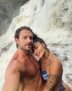 Aline Campos Instagram - 1 mês que minha vida se conectou a sua, como era exatamente pra ser!🩵 Num dia 29 (2+9=11) demos nosso primeiro beijo, dia 2/01/2024 (2+1+2+2+4=11) falamos que nos amamos pela primeira vez, mesmo sentindo no primeiro toque toda essa frequência de amor no reencontro de almas mais profundo que já me aconteceu nessa vida! ✨ No dia 11/01/2024 (1+1+1+2+2+4=11) começamos a namorar oficialmente, mesmo sabendo que nossa conexão nessa vida já estaria nos levando a uma construção no tempo eterno, independente dos rótulos, mas pra fortalecer ainda mais essa certeza: nosso numero 11 sempre com a gente!!🙏🏾 Hoje, 29/01/2024 (2+9=11 > 1+1+1+2+2+4=11), em mais um número 11 pra toda essa sincronicidade, agradeço à Deus e à toda essa força cósmica pelo nosso reencontro nessa vida, dessa forma tão linda, leve, entregue, na verdade da nossa alma que me enche os olhos de lágrimas de amor e certeza de que estamos exatamente onde tínhamos que estar!🙏🏾 E eu to fazendo questão de compartilhar um pouco dessa sincronicidade comprovada com todos aqui, pra inspirar e sermos a prova viva na Terra de que quando nos alinhamos com nossa verdade e coerência no viver, entramos em ressonância com o que vibra igual e com tudo o que realmente merecemos pra darmos ainda mais sentido a nossa vida!🙏🏾 Esse amor que chegou aqui, pra mim, só potencializa o meu ser e me conecta com minhas meus poderes, que me capacitam ainda mais a atrair tudo o que minha alma anseia em todos os níveis da minha consciência e pilares da minha vida!✨ Sei pq simplesmente SINTO, que nosso encontro é um divisor de águas na minha vida em todos os sentidos e, mesmo sem saber ao certo o que será daqui pra frente, pq simplesmente continuo escolhendo abrir mão do controle pq confio a cada segundo mais nos planos divinos, sinto meus corpos mais sutis expandidos e abertos as infinitas possibilidades que continuarão se abrindo pra nós!🙏🏾 Eu te amo, te honro e prometo continuar dando o melhor de mim nessa minha busca interna, pra que eu, consequentemente, possa ser cada vez melhor pra vc e pra todos que nos cercam! Sou muito grata!🌻 . A última foto foi um pouco depois do nosso primeiro beijo! 🩵 Te amo! 11am @felipevonborstel GAIA