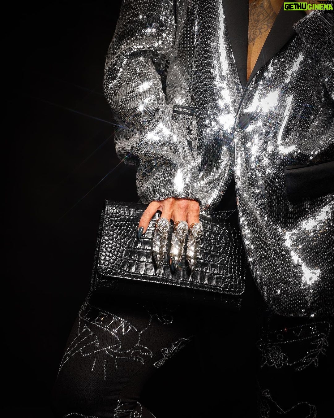 Aline Campos Instagram - Indo buscar um prêmio especial por toda entrega do meu coração aqui pra vcs. Um prêmio que não é só meu, mas nosso. Eu AMO VCS!🖤 @trofeuinfluenciadigital . @philippplein @philipppleinriodejaneiro 💄📸 @ygormarques Rio de Janeiro, Rio de Janeiro