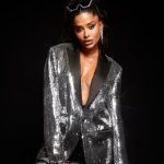 Aline Campos Instagram - Indo buscar um prêmio especial por toda entrega do meu coração aqui pra vcs. Um prêmio que não é só meu, mas nosso. Eu AMO VCS!🖤 @trofeuinfluenciadigital . @philippplein @philipppleinriodejaneiro 💄📸 @ygormarques Rio de Janeiro, Rio de Janeiro