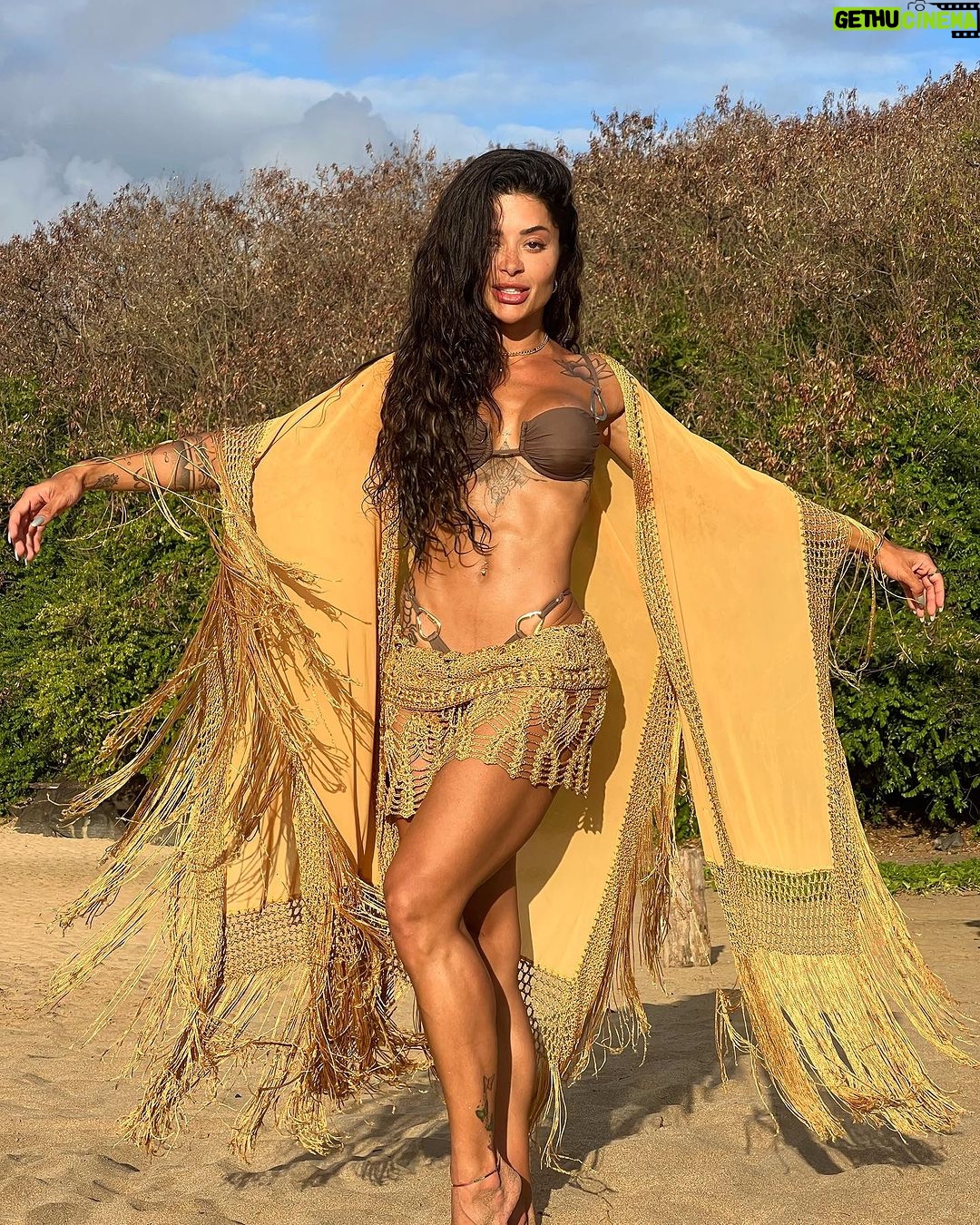 Aline Campos Instagram - o dia que tivemos Bhaskar na Conceição ☀️🎧 . 📸 @anselmovenansi Fernando de Noronha