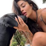 Aline Campos Instagram - O dia hj foi e ta sendo de tantas reflexões e aprendizados lindossss, que o impulso era postar mais uma reflexão por aqui..😅 Mas pra equilibrar o feed, vamos desse carrossel feliz, do meu primeiro momento na piscina nova, depois que os pedreiros maravilhosos do #AlineReforma finalizaram o expediente 😅💜🦋 A obra por aqui ainda n ta pronta, mas eu invadi msm assim😜